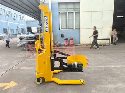 0.5吨带自动旋转升降油桶车2I.jpg